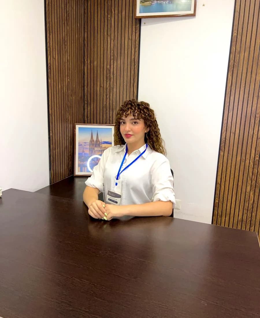 الآنسة هديل حسن